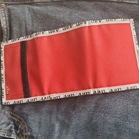 Levi's Brand Velcro Wallet in Collectable Tin - Picture 3 of 6